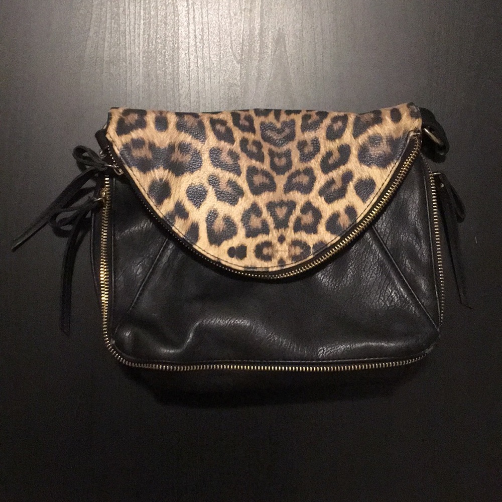 Medium size leopard print crossbody